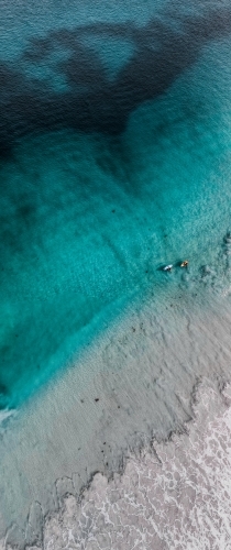 Vertical shot of a blue and white waters on the shore during summer in Perth - Australian Stock Image