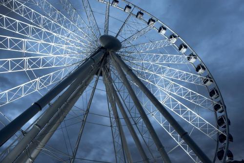 View of the Brisbane wheel against a stormy sky - Australian Stock Image